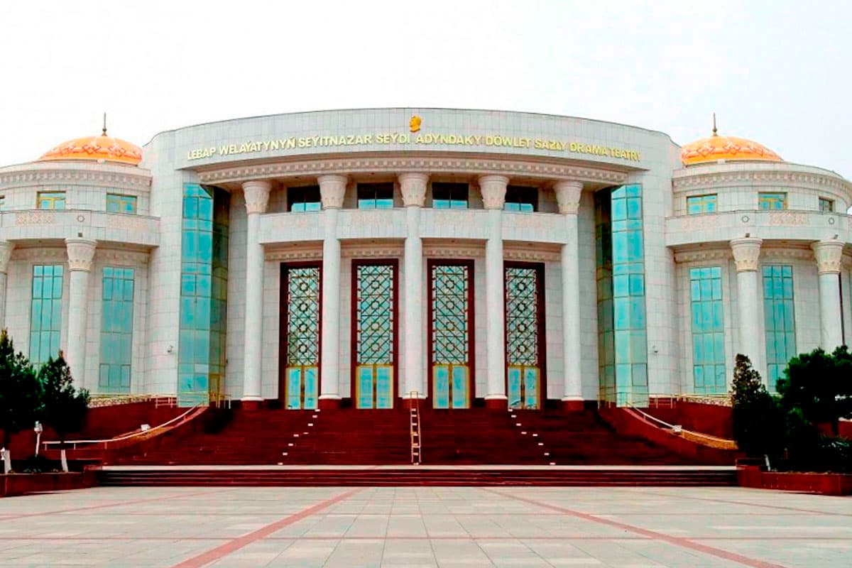 В театре  Лебапского велаята показали спектакль «Новый год в лесу»